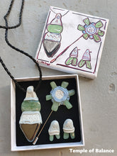 Load image into Gallery viewer, Green Aventurine Box Set - Pendant, earrings &amp; pin
